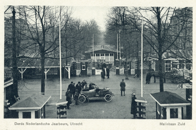 600089 Gezicht op de ingang van het Jaarbeursterrein op de Maliebaan Zuid te Utrecht, tijdens de derde Nederlandse Jaarbeurs.